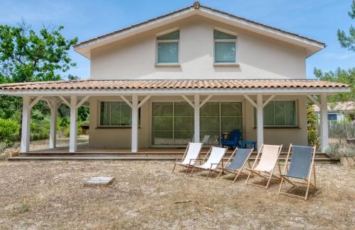 Lacanau House | Holiday Home Hibiscus by Interhome
