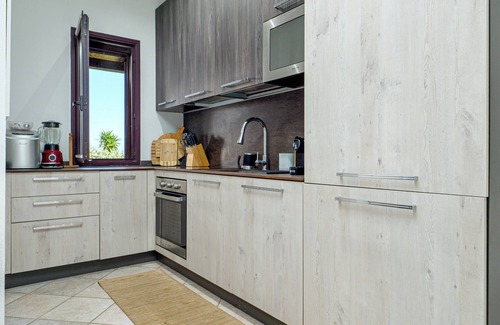 San Teodoro House | Holiday Home 'Il Carrubbo' with Mountain View, Private Terrace and Air Conditioning