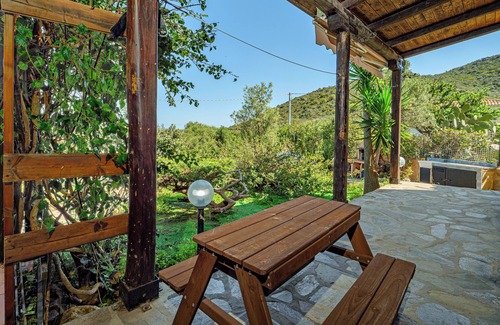 San Teodoro House | Holiday Home 'Il Carrubbo' with Mountain View, Private Terrace and Air Conditioning