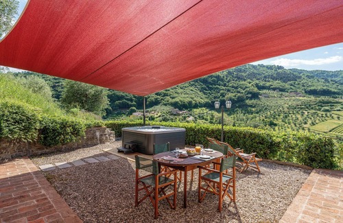 San Michele di Moriano House | Holiday Home 'Il Mammolino - E Jacuzzi' with Private Garden, Wi-Fi and Air Conditioning