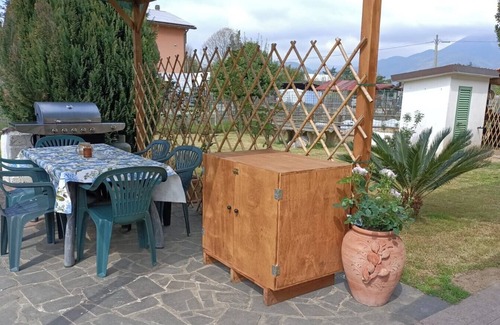 Massa House | Holiday Home 'Il Verziere Delle Rose' with Private Garden, Wi-Fi and Air Conditioning