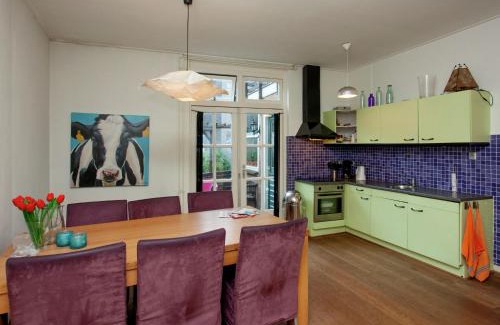 Alkmaar House | Holiday Home in Alkmaar by Canal