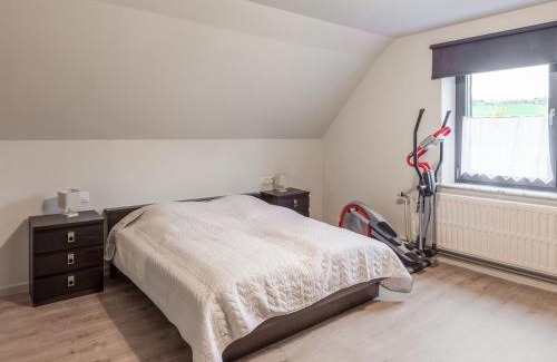 Buellingen House | Holiday Home in Bullingen with Garden