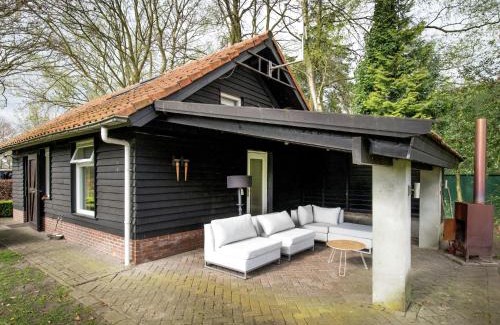 Leende House | Holiday Home in Leende with Hot Tub & Garden, cleaning included