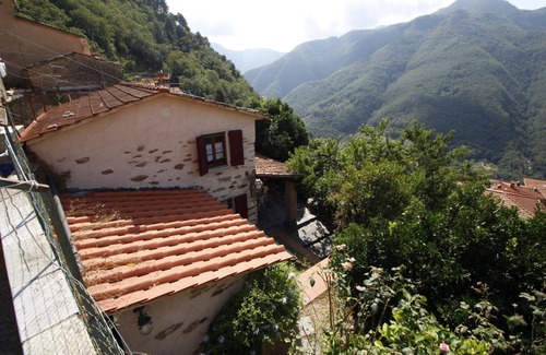 Stazzema House | Holiday Home in Stazzema with 2 bedrooms sleeps 5