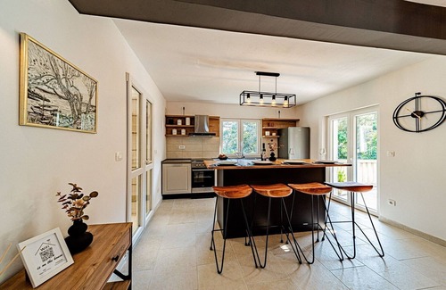 Pupnat Apartment | Holiday Home Island Gem - Five Bedroom Apartment