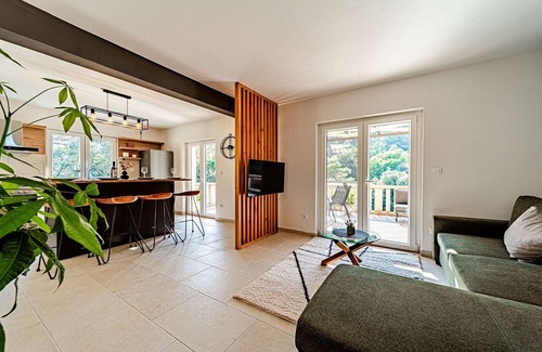 Pupnat Apartment | Holiday Home Island Gem - Five Bedroom Apartment
