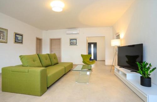 Necujam House | Holiday Home Jakša by Interhome