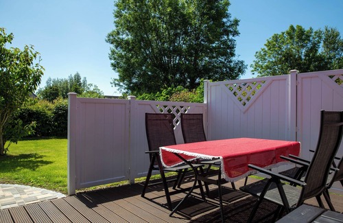 Pellworm House | Holiday Home 'Kleine Liebe' with Private Terrace, Private Garden and Wi-Fi