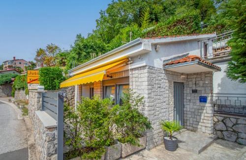 Trinajstici House | Holiday Home Koalas Nest Home & Apartments by Interhome