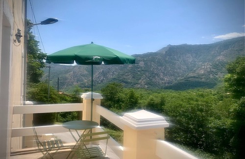 Castanet-le-Haut House | Holiday Home 'La Reguergue' with Mountain View, Private Terrace and Wi-Fi