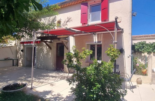 Valreas House | Holiday Home 'L'Oustau De Maître Potager' with Private Terrace, Private Garden and Wi-Fi