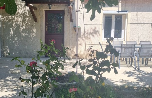 Valreas House | Holiday Home 'L'Oustau De Maître Potager' with Private Terrace, Private Garden and Wi-Fi