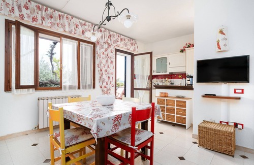 Agrustos House | Holiday Home 'La Casa Di Delia' with Sea View, Private Terrace and Shared Garden