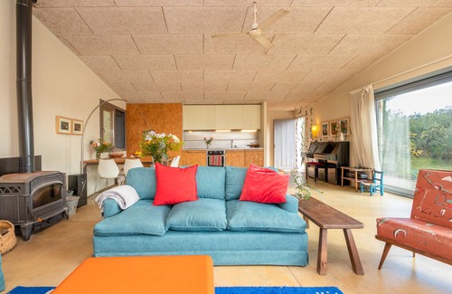 Pins House | Holiday Home "La Casita Del Bosque" with Private Terrace, Private Garden & Wi-Fi