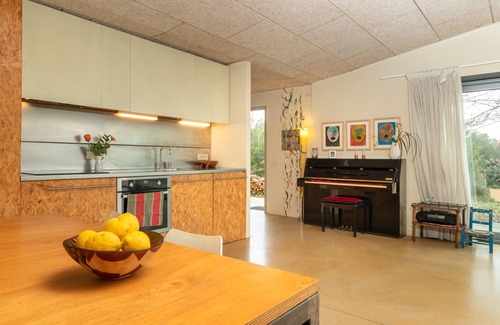 Pins House | Holiday Home "La Casita Del Bosque" with Private Terrace, Private Garden & Wi-Fi