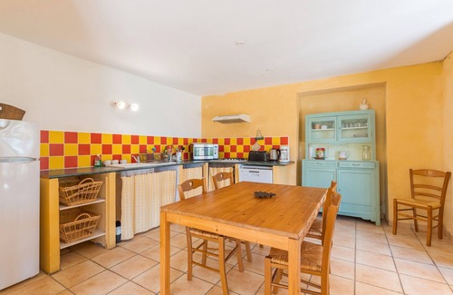 Saint-Christol House | Holiday Home 'La Bellimure' with Mountain View, Shared Terrace and Wi-Fi