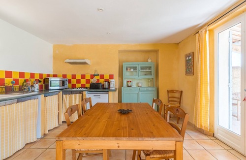 Saint-Christol House | Holiday Home 'La Bellimure' with Mountain View, Shared Terrace and Wi-Fi