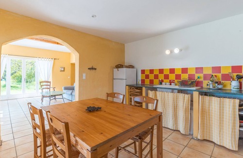 Saint-Christol House | Holiday Home 'La Bellimure' with Mountain View, Shared Terrace and Wi-Fi