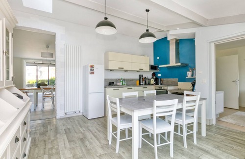Le Croisic House | Holiday Home 'La Maison De Port Lin' with Private Terrace, Private Garden and Wi-Fi