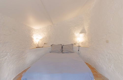 Castillonnes House | Holiday Home "La Petite Maison de Pompiac" with Shared Pool & Wi-Fi