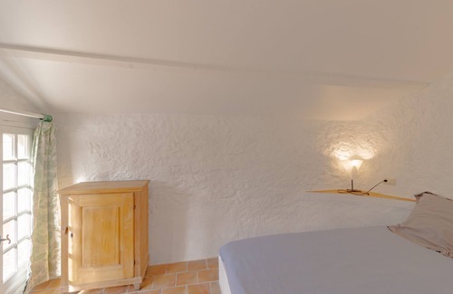 Castillonnes House | Holiday Home "La Petite Maison de Pompiac" with Shared Pool & Wi-Fi