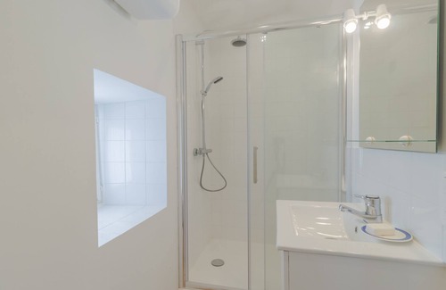 Castillonnes House | Holiday Home "La Petite Maison de Pompiac" with Shared Pool & Wi-Fi