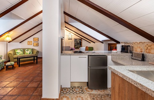 Durcal Apartment | Holiday Home 'La Poza' with Lake View, Wi-Fi and Air Conditioning