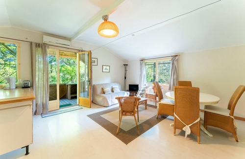 Mondragon House | Holiday Home 'La Romarine' with Shared Pool, Wi-Fi and Air Conditioning
