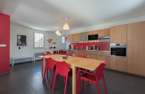 Sers House | Holiday Home 'Le Chalet Des Retrouvailles' with Mountain View, Wi-Fi and Air Conditioning