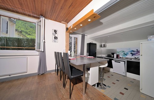 Auzat House | Holiday Home 'Le Gîte Des 3000 Avec Spa' with Private Terrace and Wi-Fi