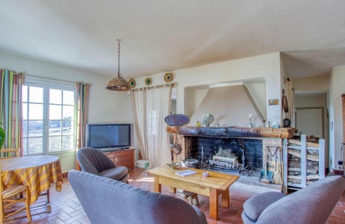 Le Beausset House | Holiday Home Le Mas de la Poterie by Interhome
