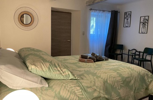 Saumane House | Holiday Home 'Les Châtaigniers' with Mountain View, Private Garden and Wi-Fi