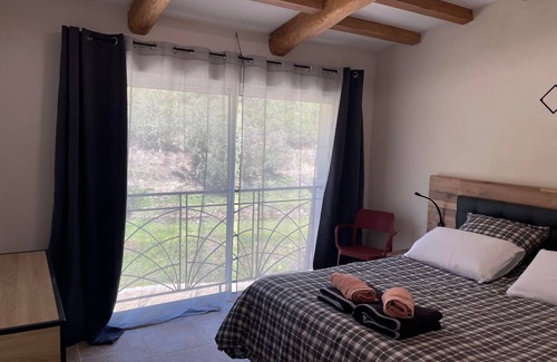 Saumane House | Holiday Home 'Les Châtaigniers' with Mountain View, Private Garden and Wi-Fi