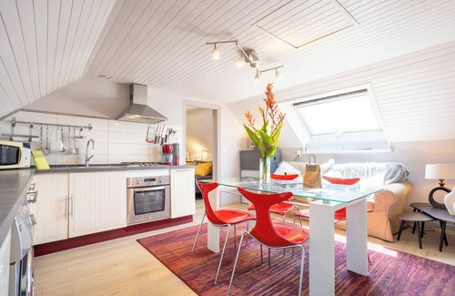 Kerlaz House | Holiday Home 'Les Géraniums À 800m Plage' with Private Terrace, Shared Garden and Wi-Fi