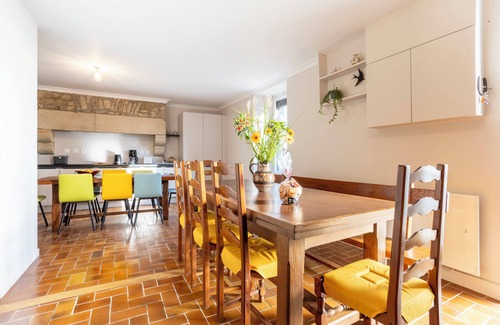 Mellac House | Holiday Home 'Les Hirondelles' with Private Terrace, Private Garden and Wi-Fi