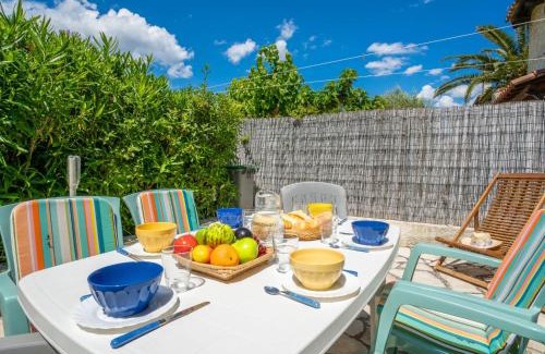 La Madrague House | Holiday Home Les Jardins de Sinople by Interhome