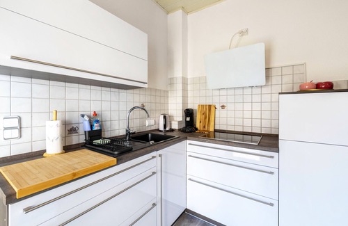 Bottrop Apartment | Holiday Home 'Lichtblick' with Private Terrace, Shared Garden and Wi-Fi