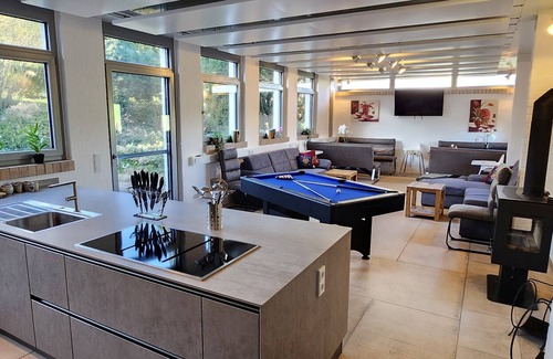 Theilenhofen House | Holiday Home 'Magisches Wachstein XL' with Private Garden and Wi-Fi
