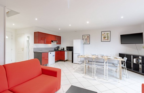 Libourne House | Holiday Home 'Maion 12 Pers-3 Chambres' with Shared Terrace, Wi-Fi and Air Conditioning