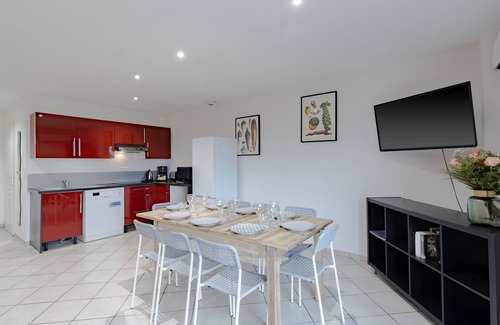 Libourne House | Holiday Home 'Maion 12 Pers-3 Chambres' with Shared Terrace, Wi-Fi and Air Conditioning