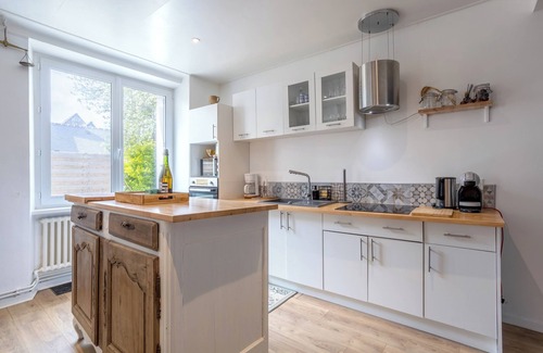 Plozevet House | Holiday Home 'Maison 12pers 3kms De La Plage' with Private Pool, Private Terrace and Wi-Fi