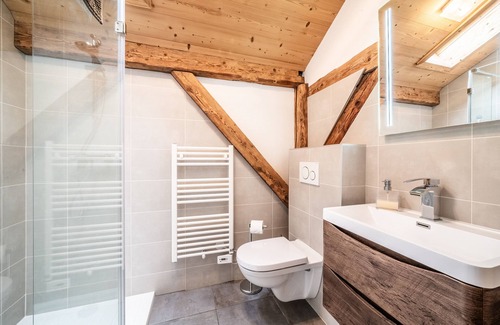 Vacheresse House | Holiday Home 'Maison Du Bûcheron' with Mountain View, Private Terrace and Wi-Fi