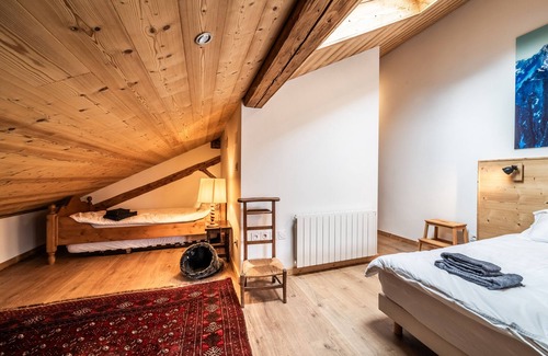 Vacheresse House | Holiday Home 'Maison Du Bûcheron' with Mountain View, Private Terrace and Wi-Fi