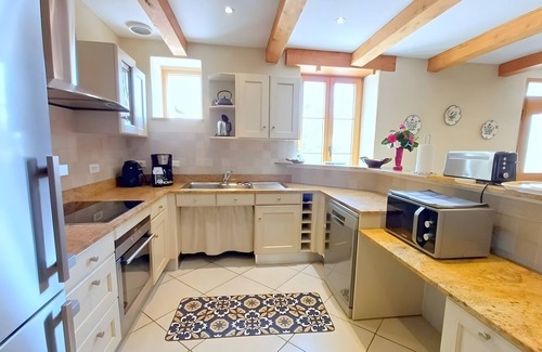 Mahalon House | Holiday Home 'Maison Indépendante' with Private Terrace, Private Garden and Wi-Fi