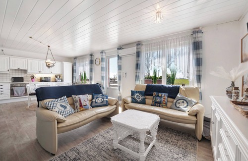 Krummhoern House | Holiday Home 'Marilene - Familienfreundlich' with Private Terrace, Wi-Fi and Air Conditioning