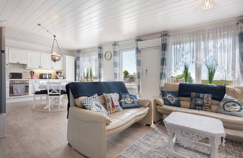 Krummhoern House | Holiday Home 'Marilene - Familienfreundlich' with Private Terrace, Wi-Fi and Air Conditioning