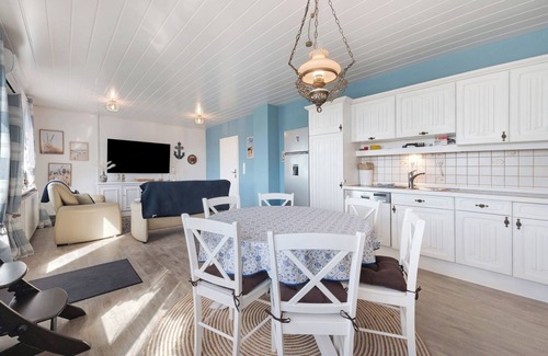 Krummhoern House | Holiday Home 'Marilene - Familienfreundlich' with Private Terrace, Wi-Fi and Air Conditioning