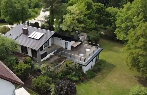 Burgthann House | Holiday Home 'Mit Schwimmhalle' with Private Terrace, Private Garden and Wi-Fi