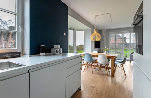 Tating House | Holiday Home 'Mynreet' with Private Terrace and Wi-Fi